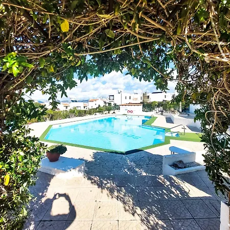 Sea View Luxury In Acropaphos, Patio, Terrace, Pool, Tv 65 Inch 아파트