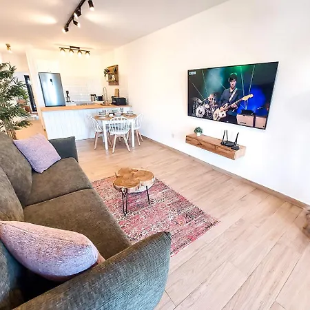 Seaview Luxury Chloraka Paphos, Pool, Smart Tv 65 Inch Apartment *