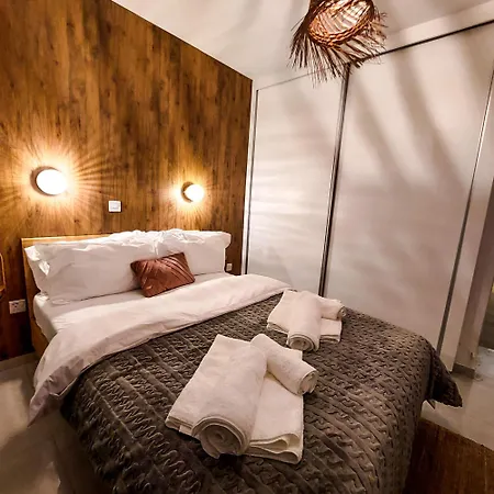 Sea View Luxury Apartment In Acropaphos, Patio, Terrace, Pool, Tv 65 Inch *