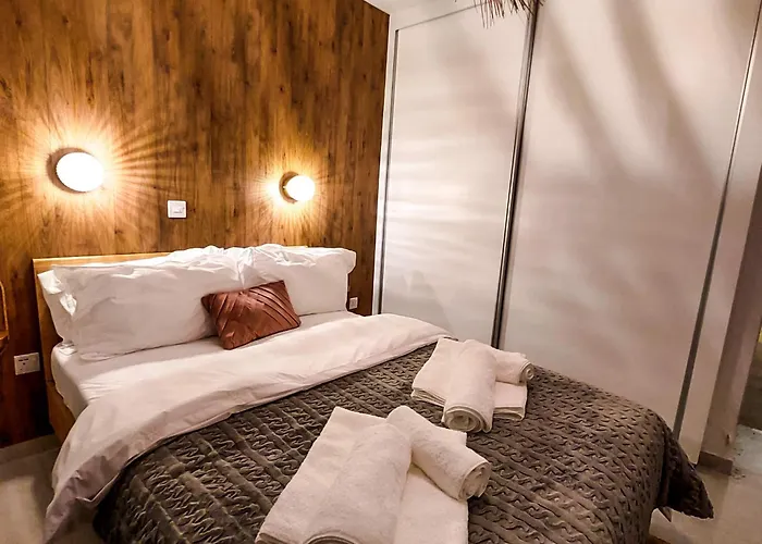 Sea View Luxury In Acropaphos, Patio, Terrace, Pool, Tv 65 Inch *